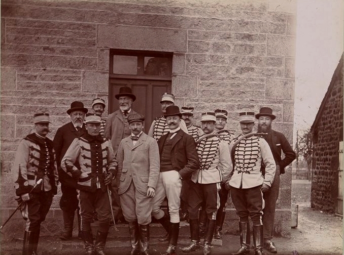 Officiers du 14e Hussards - Tiré de l'ouvrage L'Equipage du marquis de Chambray - Photos de Maurice de Gasté (1894) - Bnf (Gallica)